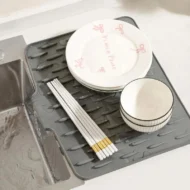 No-Spill Silicone Worktop Saver – Heat-Resistant & Non-Slip Mat for Drip-Free Drying - Image 2
